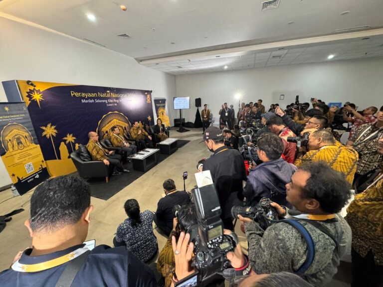 Sambangi Media Center, Thomas Djiwandoro Sampaikan Apresiasi kepada Jurnalis Peliput Natal Nasional