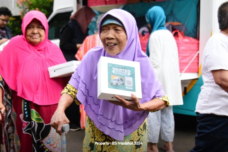 BSI Maslahat Salurkan 500 Paket Warteg Mobile di Panti Sosial Tresna Werdha Budi Mulya I