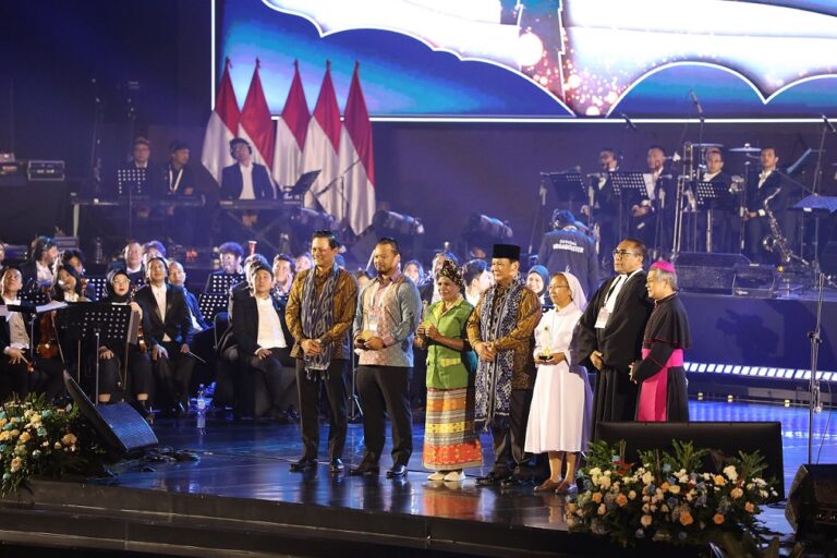 Natal Nasional 2024: Presiden Prabowo Serahkan Lifetime Achievement Award