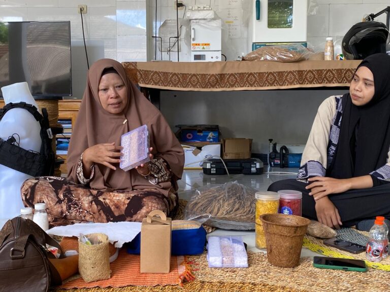 BPDP-Majalah Sawit Indonesia Ajak Jurnalis Kunjungi Fasilitas Produksi Helm Sawit