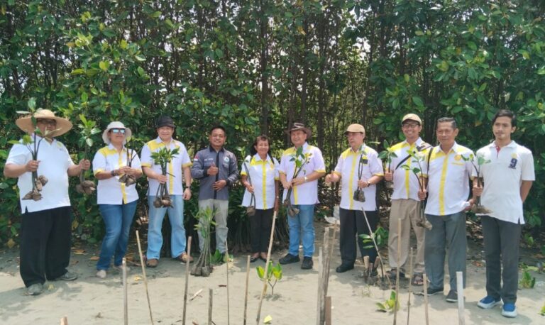 Galakkan Aksi Lingkungan, ISKA Tebar Benih Ikan dan Tanam Mangrove di Semarang
