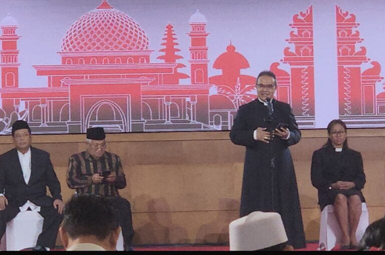 Dukung Hari Persaudaraan Sedunia, Sekretaris Kom HAK KWI Berdoa dan Berorasi di Senayan