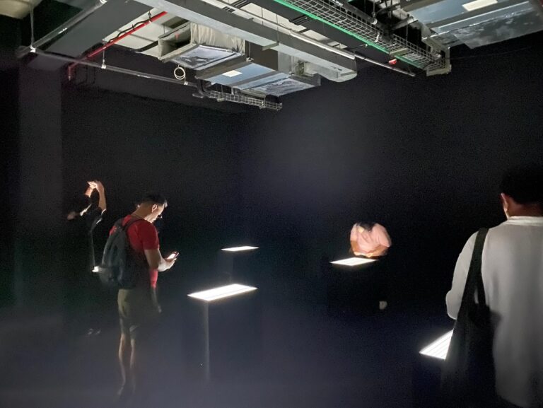 scan.tron.flux: Narasi Ryoji Ikeda tentang Situasi Manusia dalam Semesta Data dan Informasi