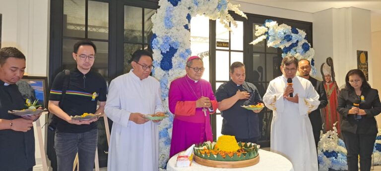 Bishop’s Love Affair: Pameran Lukisan Refleksi Cinta Monsinyur Didik