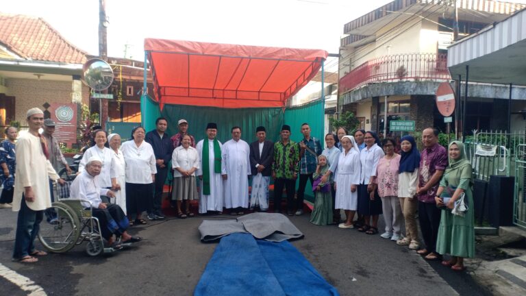 Umat Gereja Cor Jesu Berbondong-bondong Datangi Mesjid Khadijah Celaket, Ada Apa?