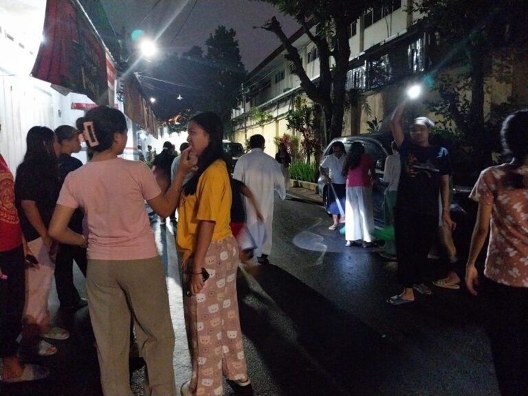 Rm Fadjar dan Umat MDKS Kawal Malam Takbiran dan Bersihkan Jalan untuk Shalat Ied