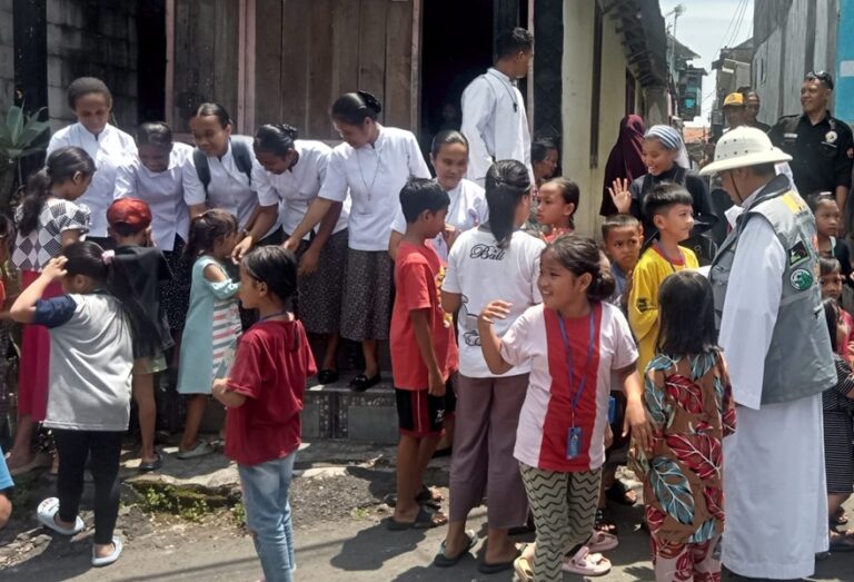 Umat Paroki Lely Malang Bagikan 623 Paket Sembako ke Anak—Anak Jalanan