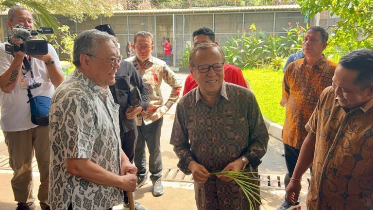 Bawa Daun Palma, Kardinal Suharyo Besuk Sekjen PDIP di Rutan KPK
