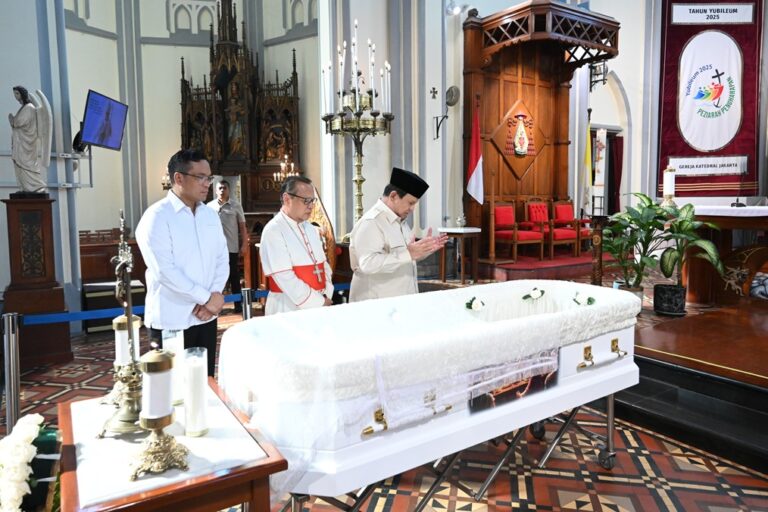 Presiden Prabowo Melayat Mgr Petrus Turang di Katedral
