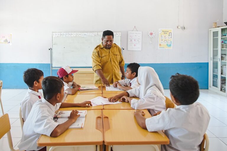 Raco, Guru & Ranger Pengabdi Pulau Komodo: Selama Anak-Anak Butuh Belajar, Saya akan Tetap Mengajar