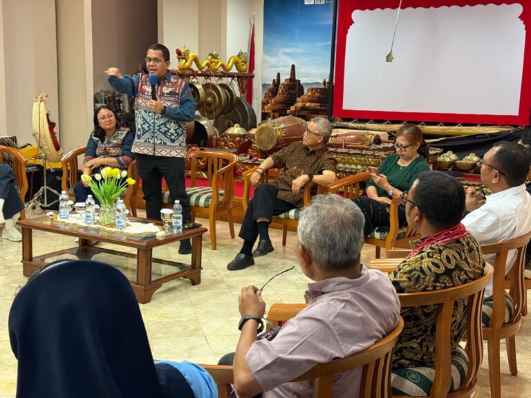 Gubernur NTT Temui Warga di Roma: Melepas Rindu di Negeri Orang
