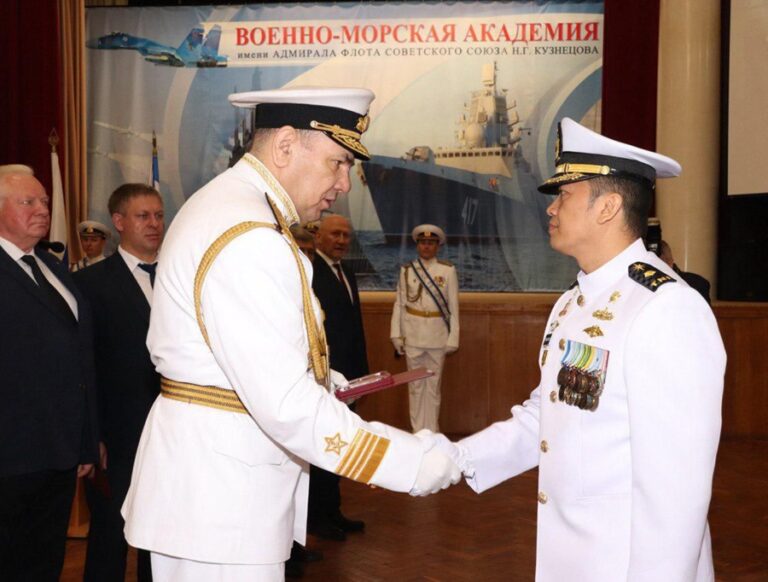 Luar Biasa! Perwira TNI AL Ini Lulus “Cum Laude” di Rusia