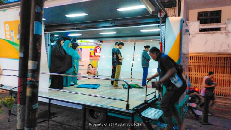 BSI Maslahat Hadirkan Mobil Musholla untuk Warga Bogor
