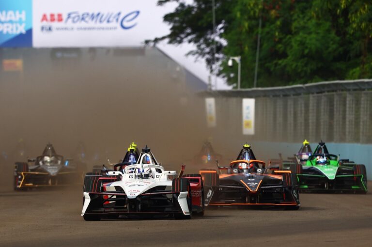 Ticktum Manfaatkan Peluang untuk Raih Kemenangan Perdana di Formula E 2025 Sarinah Jakarta E-Prix