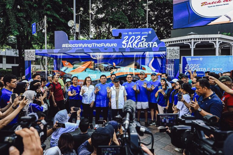 Kunjungi Pameran Replika Mobil Balap Formula E, Gubernur Pramono Ajak Warga Meriahkan Jakarta E-Prix 2025
