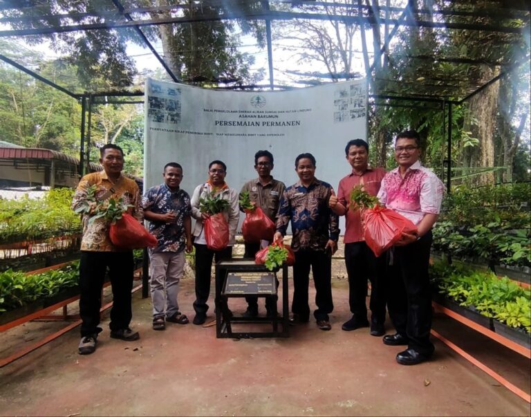 Balai Pembibitan Asahan Barumun Kemenhut Serahkan 600 Bibit Pohon untuk Program Ekoteologi Keuskupan Agung Medan
