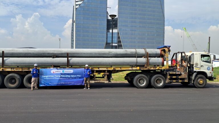 Krakatau Jasa Logistik Dukung Adhimix PCI Plant Manyar Kirim Tiang Pancang ke PIK 2