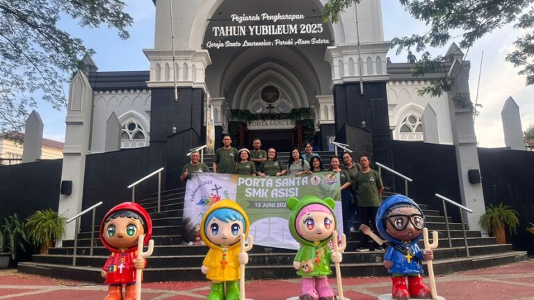 Dalam Semangat Pilgrims of Hope, Guru SMK Asisi Ziarahi 9 Gereja di KAJ