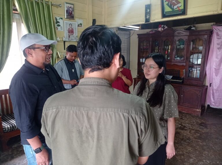 Dekan dan Dosen IPB University Kunjungi Fenny Siregar, Korban Pemukulan PT TPL