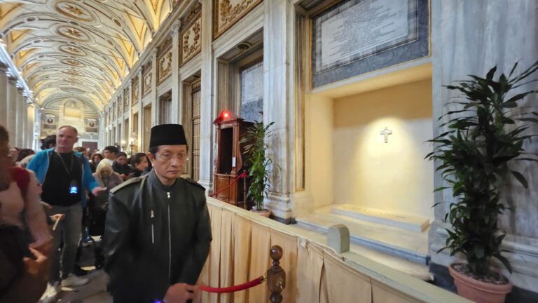 Didampingi Dubes Takhta Suci Trias Kuncahyono, Menag Nasaruddin Umar Ziarah ke Makam Paus Fransiskus