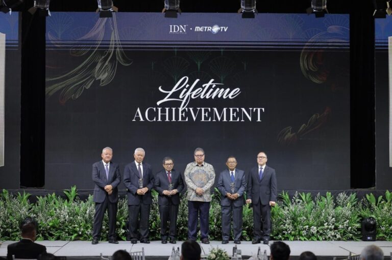 Terima Lifetime Achievement Award, Muliaman D Hadad Rayakan Dedikasi Tiga Dekade dalam Penguatan Fondasi Keuangan