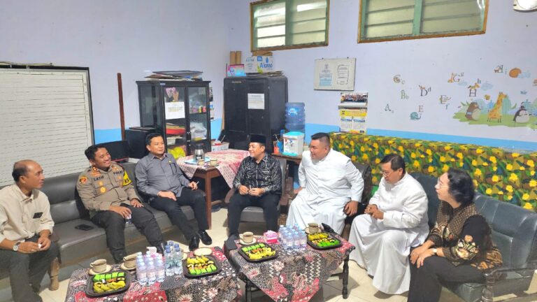 Cerita Natal dari Dua Kota: Bupati Gus Haris Ucapkan “Berkah Dalem”