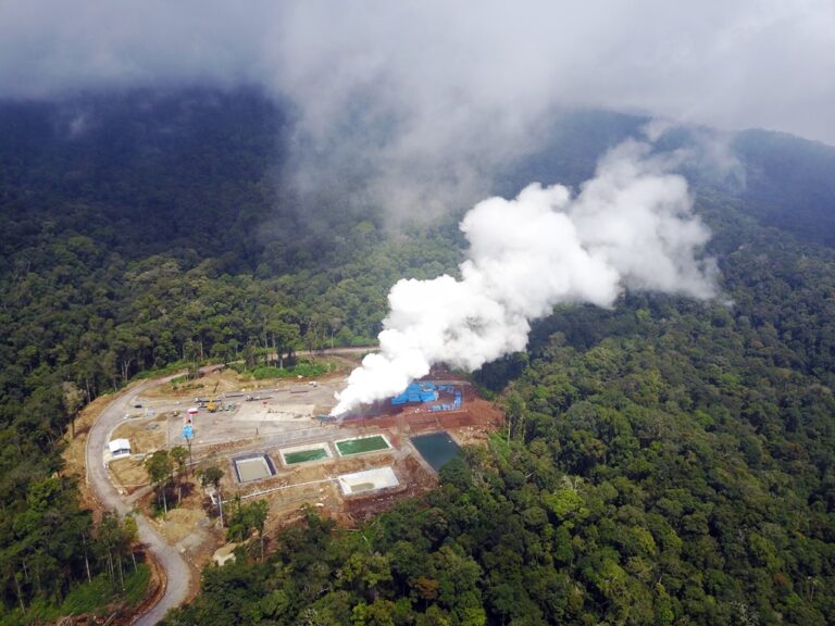 Dorong Pengembangan Panas Bumi di Bengkulu, PGE Serahkan Dokumen Teknis PLTP Bukit Daun ke PLN
