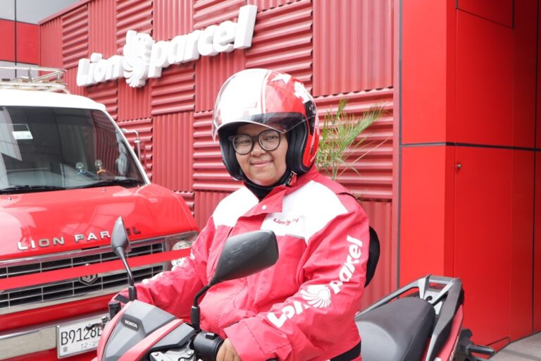 Kisah Kartini Masa Kini: Saat Kurir Lion Parcel Menembus Batas