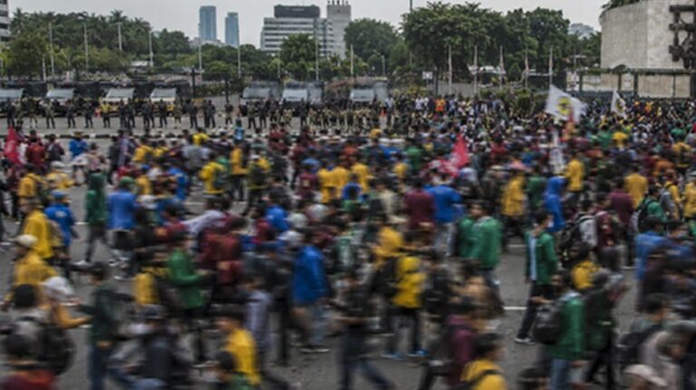 Demo atau Mode? Kritik Membangun di Tengah Pertarungan Kepentingan Global
