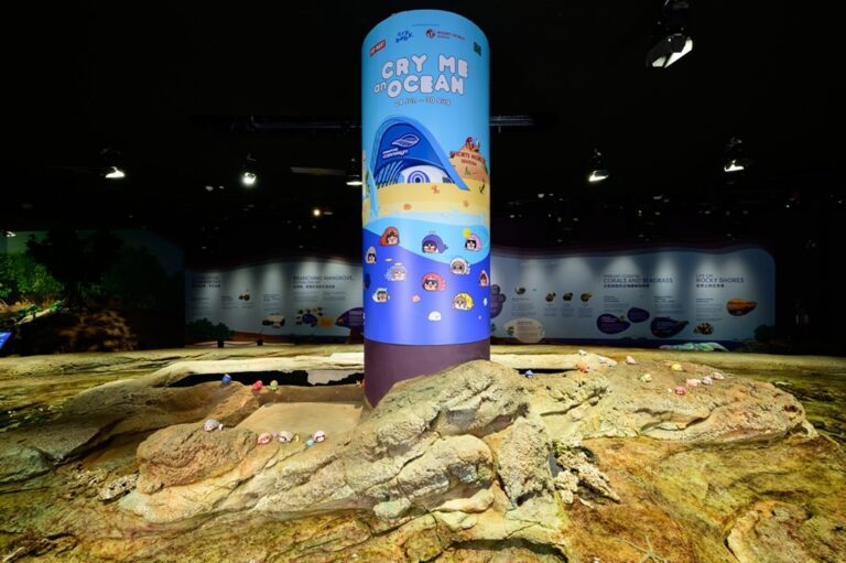 Aktivasi CRYBABY Cry Me an Ocean Menyelam ke Dalam Singapore Oceanarium di Sentosa