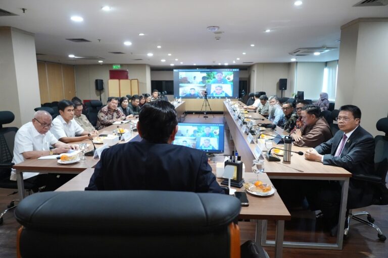 Luhut Buka Rahasia: Keluarga Sukanto Tanoto Temui Presiden untuk Batalkan Penutupan PT TPL