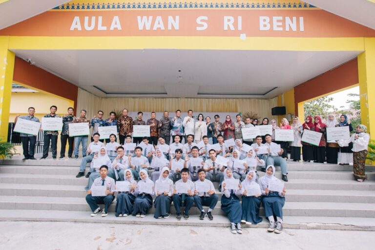 Sasar 360 Siswa di Cilegon dan Batam, Tenaris Kucurkan Beasiswa hingga Bantuan Fasilitas Sekolah