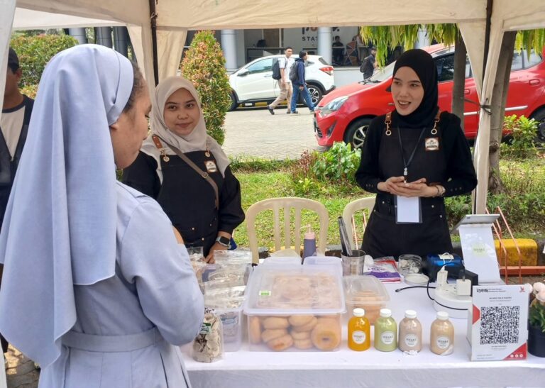 Merawat Asa, Komunitas Isyart UEU Gelar Bazar UMKM Tuli