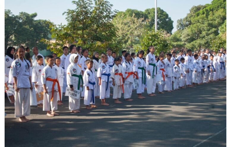 SDN 3 Turen dan SDS Taman Siswa Dampit Juara Umum Kumite dan Kata Kejuaraan Karate Antar Pelajar Piala Kaajendam V/Brawijaya