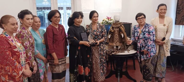 Kebaya Menari – Anne Avantie Berkolaborasi untuk Diplomasi Budaya Sentuhan Katolik ke Praha