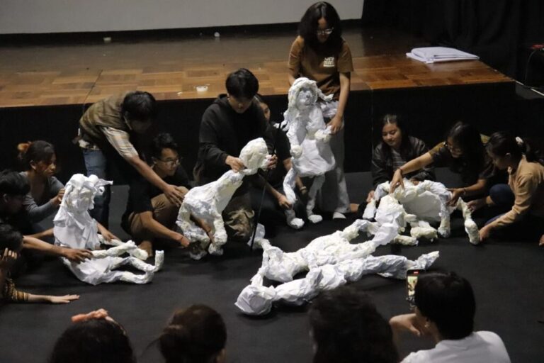 Mahasiswa ISI Yogyakarta Belajar Menghidupkan Boneka Kertas dari Seniman Prancis